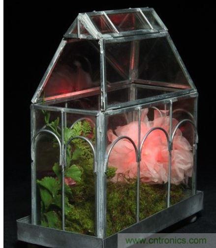 当传感器读到的数值低于阈值，则LED会闪烁红光