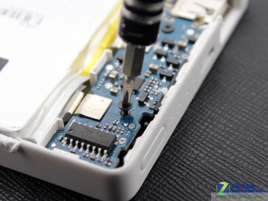 爆拆移动电源PB810