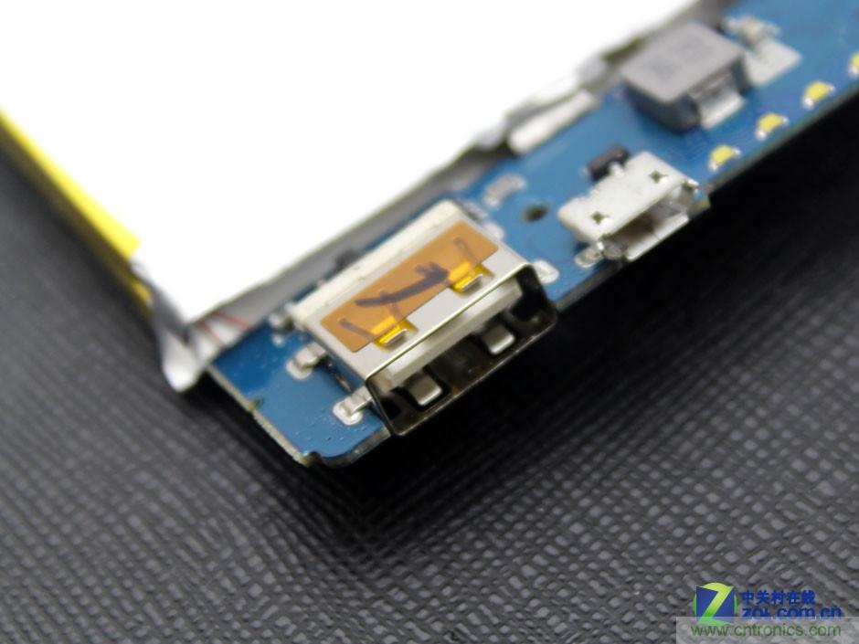 爆拆移动电源PB810