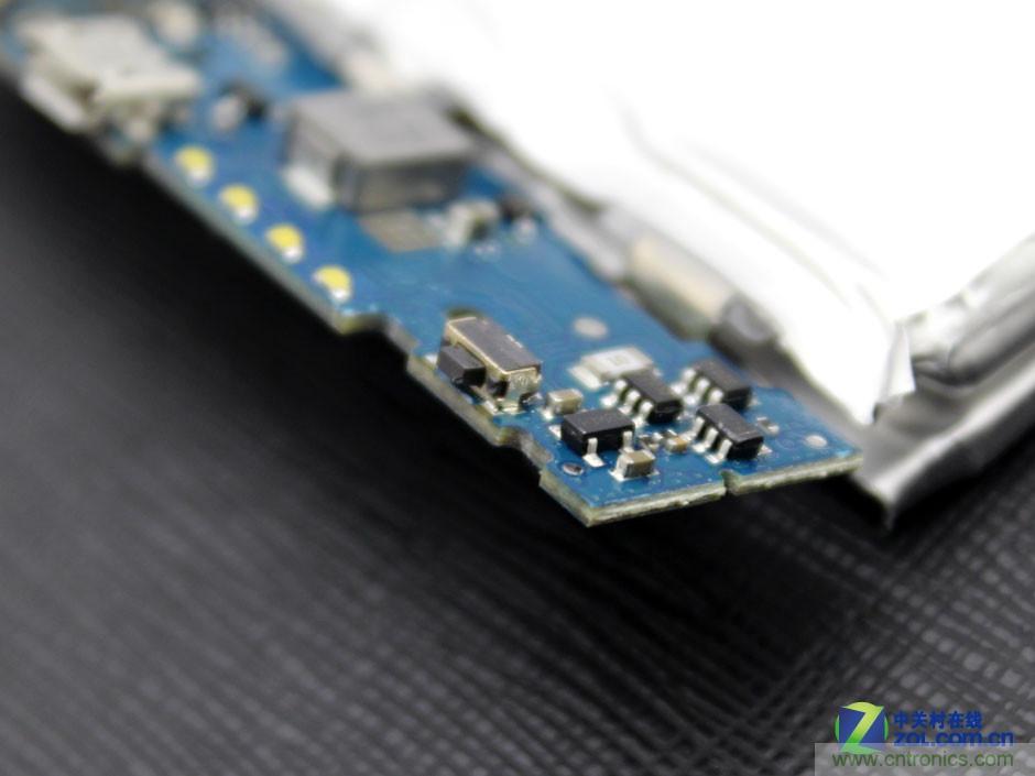 爆拆移动电源PB810