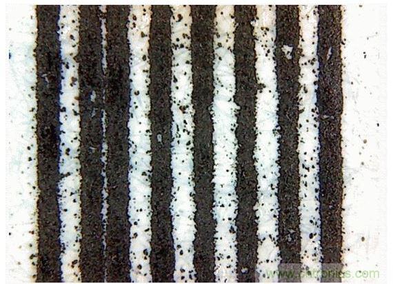 惠普(HP)Laserjet 600 M601(5mil的线宽和间距&mdash;&mdash;显微镜图像)。注意空白处的碳粉斑点和两条并在一起的线