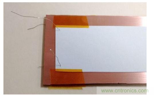 对齐后的碳粉转印纸。注意用于对齐的小细线