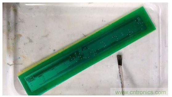 正在显影中的电路板(和鬃毛刷)