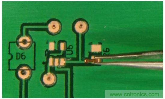 插入铆钉，并将板子翻转过来