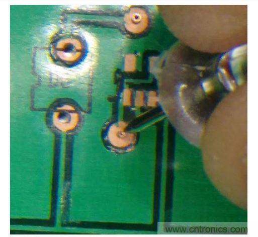 用图钉撑开铆钉尾部