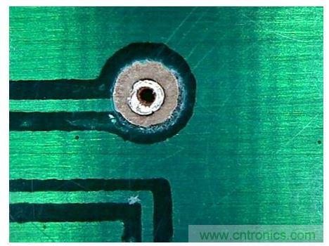 压过的铆钉尾部(显微镜图像)