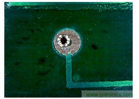 另一边的铆钉边缘(显微镜图像)。从这张图可以看出配准误差很明显