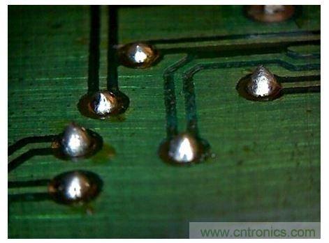 用5mil导线制作的焊线型过孔