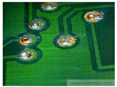 使用了助焊剂的0.6mm外径铆钉过孔