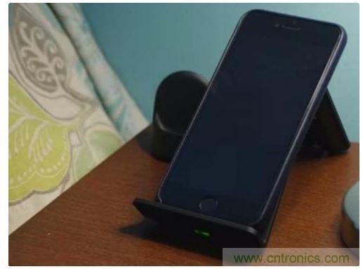 将?？樘诶隡icroUSB接口比较的地方