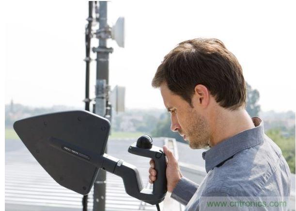 方向性天线R&S HE300连接500 MHz到7.5 GHz对数周期?？? width=