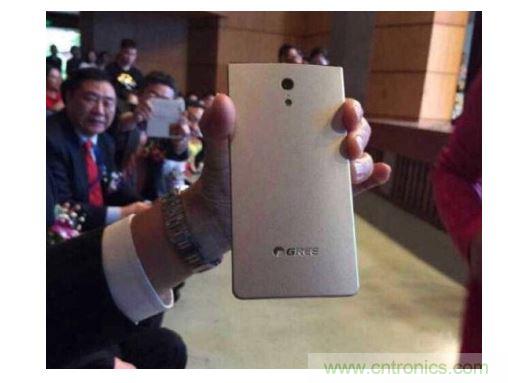 【导读】在两会期间，格力董事长董明珠对手机制造曾有过较为明显的表态，她表示如果格力做手机，那么用户在3年之内是不用进行更换的。然而就在不久之后，她又爆出了一条更为令人震惊的消息，格力手机已经做出实体机了。  曝光的格力手机  格力手机的首秀出现在中山大学博学大讲堂。董明珠今日参加中山大学博学大讲堂上做&ldquo;传统企业的突围成长&rdquo;演讲。演讲中，董明珠话锋一转，谈到了格力手机。&ldquo;我们也很意外&rdquo;，董明珠陪同人员表示，&ldquo;董总突然叫她的秘书拿手机过来，然后跟大家说&lsquo;透露一下格力的手机已经出来了，我也已经用了&rsquo;。&rdquo;  按照内部规划，今年格力可能会将手机推向市场，但具体的正式发布时间尚未确定。在北京参加两会期间，董明珠曾到奇虎360公司参观，引发外界关于格力与360合作的大猜想。格力手机是代工还是自己造?售价多少?会否搭载格力智能家居系统?这一切都还没有答案。格力集团市场部相关负责人表示，如果有消息会通过公司公告披露。  格力为什么做手机？外界最普遍的猜测是为布局智能家居。目前手机成为了公认的智能家居入口，很多智能家居的远程遥控都通过手机来实现，再者，董明珠做事喜欢掌控大局，所以这个猜测很有可能是正确的。那么，可以肯定的是格力未来要做的智能家居，必然不是单一的硬件产品，而是一整套家居生态系统。