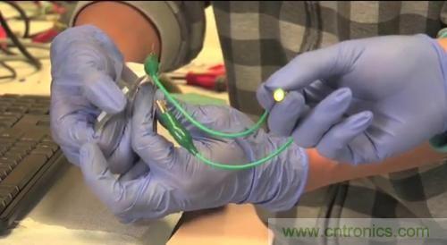 就是这么任性！柔性电池仅需1秒就充电完毕？