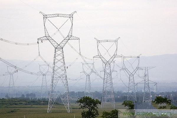 很多人在谈到三相电时认为是单相的、多了一个接地孔的三孔插座，就是因为对三相电和三孔插座的概念出现了偏差。本文针对这个容易出现误差的常识性错误进行纠正。