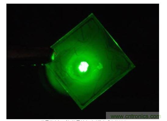 单层的有机/无机涂层组合可以发出明亮的绿光