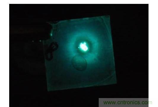 只需要一点点不同于传统的配方，相同的单层也可以发出明亮的蓝光