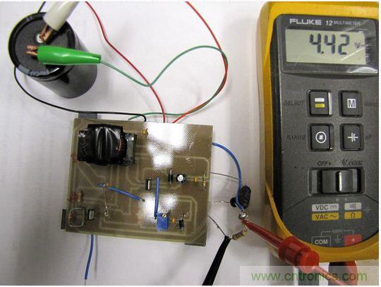 电路连接到了一个150F/2.5 V的超级电容