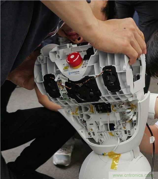 拆解笔记本不过瘾，那就来拆拆日本情感机器人吧！