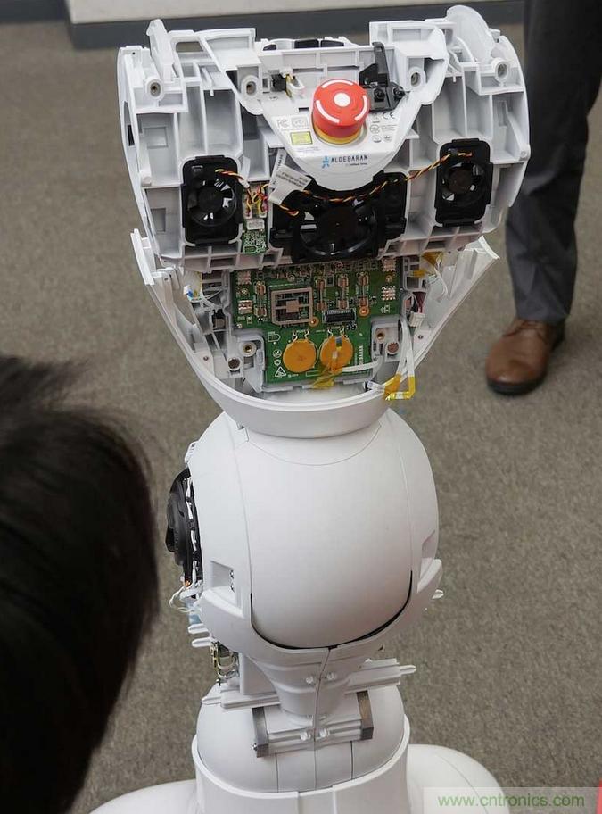 拆解笔记本不过瘾，那就来拆拆日本情感机器人吧！