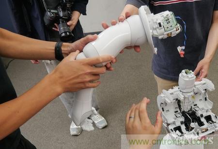 拆解笔记本不过瘾，那就来拆拆日本情感机器人吧！