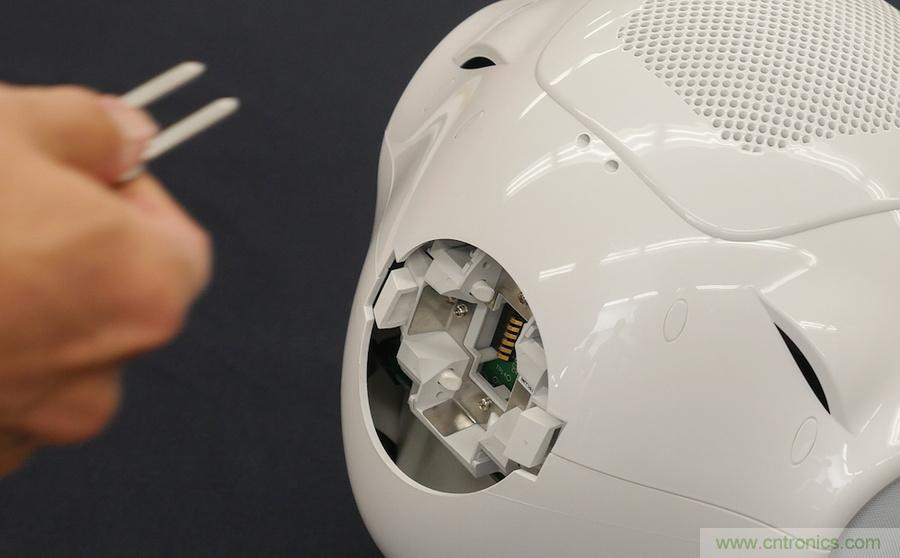 拆解笔记本不过瘾，那就来拆拆日本情感机器人吧！