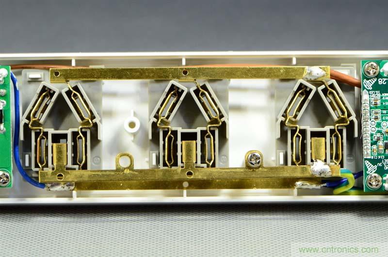 航嘉智能插线板拆解评测:看老牌机电如何”秒杀“后起之秀