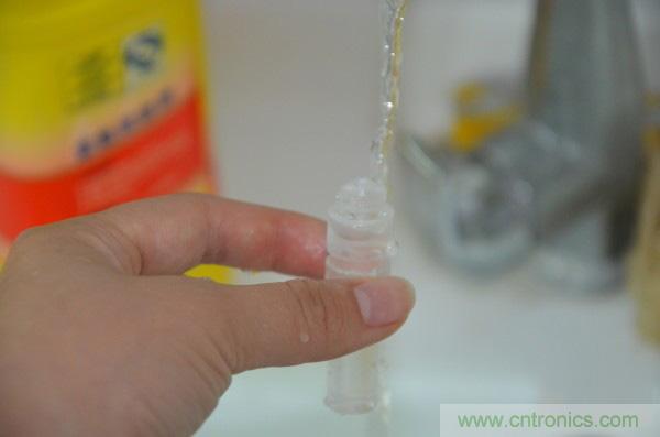 只有奶瓶大小的闪电去渍小神器 &mdash;&mdash;海尔咕咚手持式洗衣机