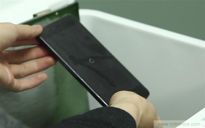 手机抗冻性能大挑战:iPhone被完爆