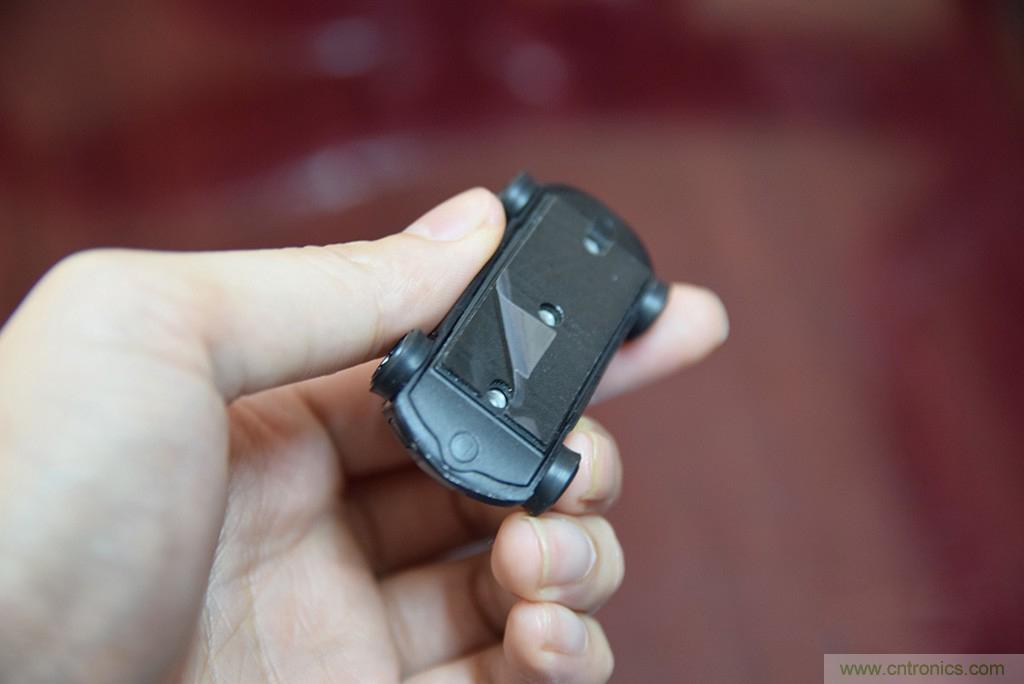 虚拟与现实相结合的飞车游戏，让你体验速度与激情的碰撞！