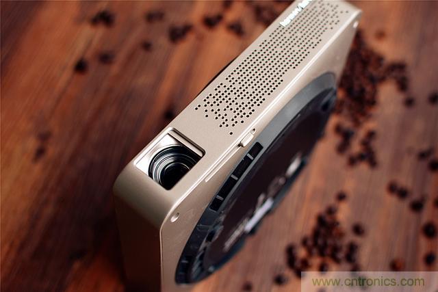 极米 Z4 极光让你在家也能享受影院级别的观影感受