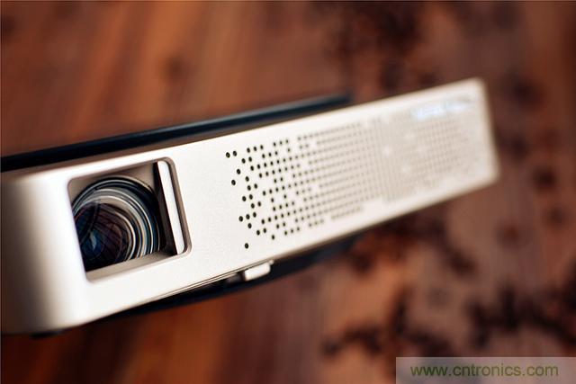 极米 Z4 极光让你在家也能享受影院级别的观影感受