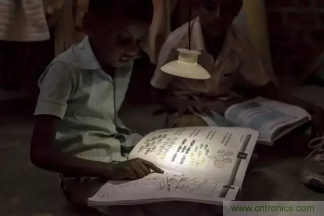 单靠重力就能工作的灯，将为15亿人带来光明