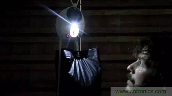 单靠重力就能工作的灯，将为15亿人带来光明