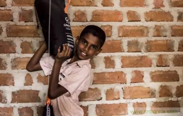 单靠重力就能工作的灯，将为15亿人带来光明