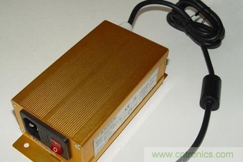 【导读】本文总结出针对于LED电源EMC/EMI的主要几个控制技术：电路措施、EMI滤波、元器件选择、屏蔽和印制电路板抗干扰设计等。如果能正确合理的对这些问题进行解决，就可顺利通过3C认证。  在电路当中，EMC和EMI的问题是人们始终关心的话题。在LED电路中，对于EMC和EMI的要求同样非常高。本文将为大家介绍LED产品设计当中关于解决EMI与EMC的解决方法，感兴趣的朋友快来看一看吧。  　　要解决LED驱动电源的电磁干扰问题，从硬件上可从以下几个方面入手：  　　减少开关电源本身的干扰  　　软开关技术，在原有的硬开关电路中增加电感和电容元件，利用电感和电容的谐振，降低开关过程中的du/dt和di/dt，使开关器件开通时电压的下降先于电流的上升，或关断时电流的下降先于电压的上升，来消除电压和电流的重叠?？仄德实髦萍际?，通过调制开关频率fc，把集中在fc及其谐波2fc、 3fc&hellip;上的能量分散到它们周围的频带上，以降低各个频点上的EMI幅值。元器件的选择，选择不易产生噪声、不易传导和辐射噪声的元器件。通常特别值得注意的是，二极管和变压器等绕组类元器件的选用。反向恢复电流小、恢复时间短的快速恢复二极管是开关电源高频整流部分的理想器件。合理使用电磁干扰滤波器，EMI滤波器的主要目的之一，电网噪声是电磁干扰的一种，它属于射频干扰（RFI），其传导噪声的频谱大致为10KHz~30MHz，最高可达 150MHz。  　　在一般情况下，差模干扰幅度小，频率低，所造成的干扰较小;共模干扰幅度大，频率高，还可以通过导线产生辐射，所造成的干扰较大。欲削弱传导干扰，最有效的方法就是在开关电源输入和输出电路中加装电磁干扰滤波器。LED电源一般采用简易式单级EMI滤波器，主要包括共模扼流圈和滤波电容。EMI滤波器能有效抑制开关电源适配器的电磁干扰。 1 　　通过切断干扰信号的传播途径来减少电磁干扰问题  　　第一种情况是电源线干扰可以使用电源线滤波器滤除。一个合理有效的开关电源EMI滤波器应该对电源线上差模和共模干扰都有较强的抑制作用。改善PCB板的电磁兼容性设计PCB是LED电源系统中电路元件和器件的支撑件，它提供电路元件和器件之间的电气连接。随着电子技术的飞速发展，PCB的密度越来越高。 PCB设计的好坏对LED电源系统的电磁兼容性影响很大。  　　实践证实，即使电路原理图设计正确，印刷电路板设计不当，也会对LED电源系统的可靠性产生不利影响。PCB抗干扰设计主要包括PCB布局、布线及接地，其目的是减小PCB的电磁辐射和PCB上电路之间的串扰?；褂?，一般变压器电磁干扰引发的交流声频率一般为50HZ左右，而地线布线不当导致的交流声，由于整流电路的倍频作用频率约为100HZ，仔细区分还是可以察觉的。因此，在设计印刷电路板的时候，应留意采用正确的方法，遵守PCB设计的一般原则，并应符合抗干扰的设计要求。  　　主动大幅增强受干扰体的抗干扰能力  　　在LED电源系统中输进/输出也是干扰源的传导线，和接收射频干扰信号的拾检源，我们设计时一般要采取有效的措施：采用必要的共模/差模抑制电路，同时也要采取一定的滤波和防电磁屏蔽措施以减小干扰的进进。在条件许可的情况下尽可能采取各种隔离措施（如光电隔离或者磁电隔离），从而阻断干扰的传播。防雷击措施，室外使用的LED电源系统或从室外排挤引进室内的电源线、信号线，要考虑系统的防雷击题目。常用的防雷击器件有：气体放电管、 TVS（Transient Voltage Suppression）等。气体放电管是当电源的电压大于某一数值时，通常为数十V或数百V，气体击穿放电，将电源线上强冲击脉冲导进大地。TVS可以看成两个并联且方向相反的齐纳二极管，当两端电压高于某一值时导通。其特点是可以瞬态通过数百乃上千A的电流。