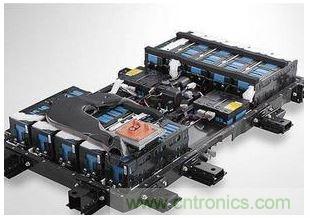 【导读】电池管理系统（BMS）作为实时监控、自动均衡、智能充放电的电子部件，起到保障安全、延长寿命、估算剩余电量等重要功能，通过一系列的管理和控制，保障电动汽车的正常运行。   据相关统计，2013年全球电池管理系统市场产值成长逾10%，2014年至2016年成长幅度将大幅跃升至25-35%。到2020年前，电动汽车将保持约15%~30%的年复合增长率，除了纯电动汽车、插电式混合动力汽车和混合动力汽车的数量增长之外，新型的48V轻度混合动力系统也将显著促进增长。鉴于此，电子发烧友采访了美国力特公司（Littelfuse）中国区销售总监查勇。  针对当前市场，力特公司中国区销售总监查勇谈到，当前基于低或零排放而改善空气质量的需求，对汽车提出更高的效率要求，随着整个汽车中电负载的增加（如汽车动力的提升、多媒体用电等），要求高电压供电以及更强大的供电系统。  目前电动汽车/混合动力汽车架构主要有四类：一是HEV（Hybrid），油、电混合动力，电池靠发动机充电；二是PEV（Plug-in），油、电混合，电池需外部充电；三是BEV（ Battery Electric Vehicle），纯电池供电；四是化学燃料电池供电。查勇表示，当前油、电混合动力汽车占有的市场比例比较大，后期会慢慢往纯电动转型。   那么，锂离子电池有哪些优势？  我们知道，电动汽车的供电系统是由若干个锂离子电池组成的。   锂电池组是由一个个电池单元组成，每一个电池组大约有500~7000个单元，这对电池的管理与控制提出了更高的要求。   锂电池技术将是任何类型电动汽车的基础。查勇表示，目前还在不断改进之中，未来将提供所需的最佳成本及功能性，对于成本在未来几年里预计将降低四分之一到三分之一，而能量密度具有相同的增长幅度。在上图中，铅酸电池、镍氢电池、锂离子电池的比较表，可以看到锂离子电池在功率密度和充电循环寿命上的优势是其它无法替代的。    锂电池系统存在哪些技术瓶颈？   对于锂离子电池技术方面，还有很多地方需要进一步完善，查勇谈到主要有三点：  其一，充放电状态。当充放电状态在一定范围内时电池才能安全可靠地运行，高放电和过充电会降低锂离子电池的效率和寿命，理想的荷电状态为最大充电量的20%至90%左右；  其二，安全电池工作电压。保持电池电压在最低2 V和最高4.2 V之间，过高的电池电压会导致过多的电流流动，在最坏的情况下，短路会破坏电池；  其三，热管理。温度控制尤为重要，因为过高的温度可能会在负极过程中导致一种联锁反应，从而导致因可能的电极短路以及可燃气体从有机溶剂（电解液）中除气而发生危险情况。  要使电池工作在可靠和安全的状态，就必须管理电池的充、放电状态，及监管电池的安全工作电压，目前大多采用的是主动均衡和被动均衡技术。查勇补充到，对于?；て骷Ｏ账慷裕√寤?，高电压仍是一个技术难点。  安全性方面该如何把控？  锂离子电池需要通过电池管理系统进行仔细监测和调节，对电池管理系统本身进行?；な潜Ｖふ庖恢匾南低吃谒星榭鱿拢ㄗ樽?、保养、正常操作）安全可靠。    在短路情况下，会在电力线上引起强大的电流。查勇表示，针对这样的情况，推荐使用具有较高分断能力的保险丝的合适的熔断技术，如力特公司的0HEV系列。电池管理系统通常通过高阻抗感应线连接，因此短路电流会显著降低，允许使用电子保险丝，电当然压高低要求取决于电池结构。   针对电池?；?，力特保险丝和TVS二极管?；ぞ哂泻艽蟮挠攀疲?  1） 作为全球?；て骷牧斓颊?，力特提供全系列的?；て骷‵use、PPTC TVS Diode、TVS Diode Array，同时提供不同的保护方案；  2） 所有器件满足AEC-Q101和AEC-Q200汽车认证；  3） LAB 能针对客户提供多样的测试需求。   查勇指出，随着越来越多的汽车应用（如电池传感器线路?；ぃ┮览档缱颖Ｏ账浚谀壳捌抵惺褂玫牡缱颖Ｏ账棵挥卸ㄒ骞俜奖曜嫉那榭鱿?，力特根据 AEC-Q200 准则制定了一项测试计划，对保险丝在汽车应用的适用性和可靠性进行测试，这项测试计划包含18项测试，例如1000小时高温高湿测试、1000循环温度冲击测试、特殊机械冲击及振动测试等，所用的样本量也有更加严格的要求。&ldquo;只是一次测试做到了还不够，如何保证每批货都通过这个测试？整个质量控制体系才能保证高品质的一致性和持续性，这是某些厂商所不具备的，需要特别注意。&rdquo;   另外，力特不断在汽车应用电子保险丝的合格范围内提供更多的产品。对于直流滤波电容和IGBT的?；?，过去使用的是齐纳二极管，但是它们无法提供与 TVS 二极管相同的优势，如快速响应、更高的浪涌能力和更高的可靠性。   比如，车载充电器通过CAN 总线与其他系统进行通信，在密集的汽车环境中，CAN 线路会遭受ESD或其他汽车系统通过耦合或传导而引起的其他瞬变所导致的过电压应力。对此，查勇表示，针对CAN总线开发出了专用的?；て骷琒M24CANA和SM24CANB. 其不仅具有ESD能力，还有一定的抗浪涌能力，同样也满足AEC-Q101汽车认证。  不难发现，锂电池系统是由若干单节电池组成的，架构都比较复杂，是整个系统能否可靠工作的关键所在，也极易受到静电、开关功率负载、感应浪涌、过负载、短路等过电流和过电压得威胁，因此精心选择和正确放置?；ぴ骷泄缪购投搪繁；び任匾?。  最后，查勇表示，大力发展新能源汽车已成为各国共识，世界主要国家如美国、中国、日本、德国、韩国、英国等都纷纷建立了自己宏伟的新能源汽车产业规划。新能源汽车的安全性问题，一直是汽车产业的重点工作之一，在展望新能源汽车快速发展的同时，我们须认识到，稳定、高效、安全、可靠的电池管理系统产品，是保障电动汽车的正常运行的关键，只有这样新能源汽车才能拥有可持续发展的未来。