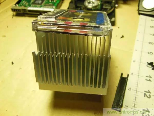 废旧收音机如何变身成酷炫机器人？