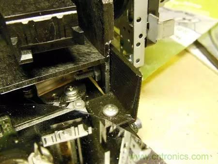 废旧收音机如何变身成酷炫机器人？