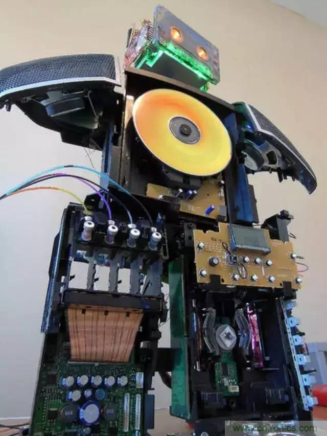 废旧收音机如何变身成酷炫机器人？