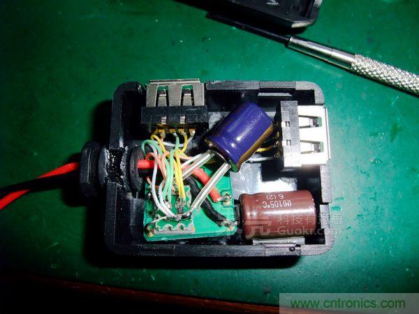 常出差的工程师适合DIY一款这样的车用手机充电器