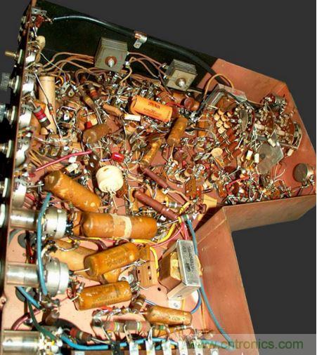 1948年Motorola的VT-71「Golden View」7吋电视机就是采用点对点接线。（图片来源：Wikimedia/Westernelectric555）