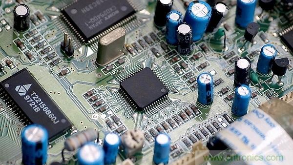 如何通过元件摆放来改善电路板的EMI？