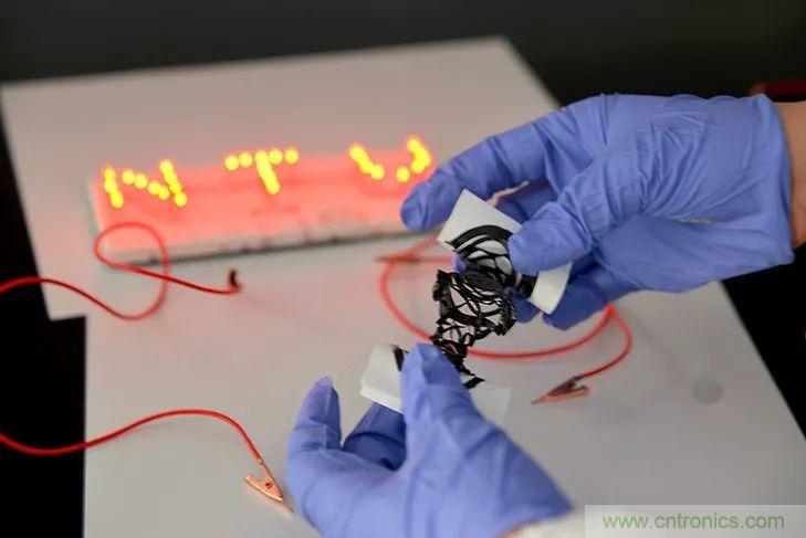 可穿戴技术新突破:形状可定制的织物超级电容