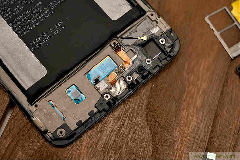 拆解魅族15 Plus：玩转了新概念，但其工艺究竟如何？