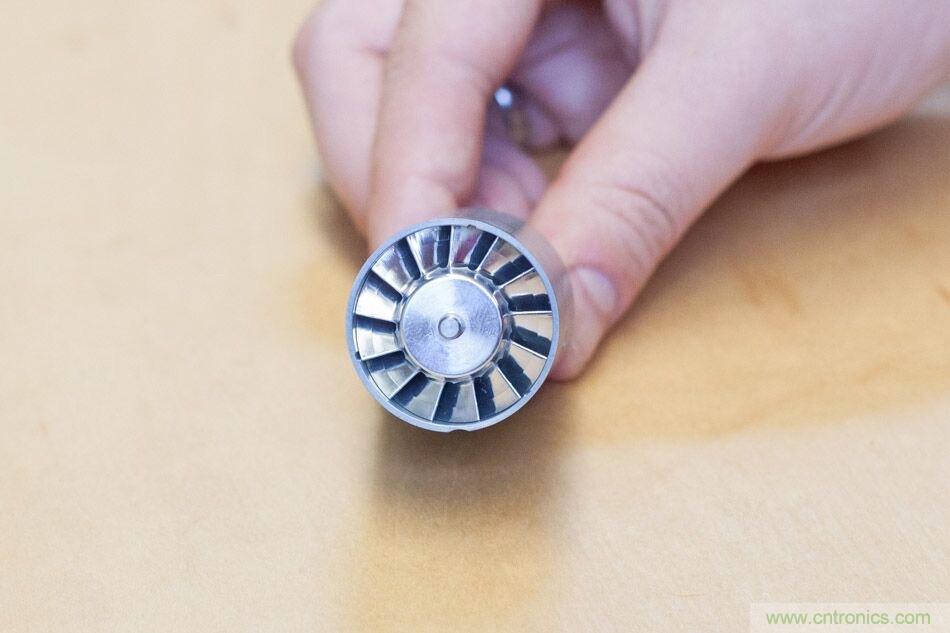 拆解戴森吹风机：近三千元的价格贵在哪？