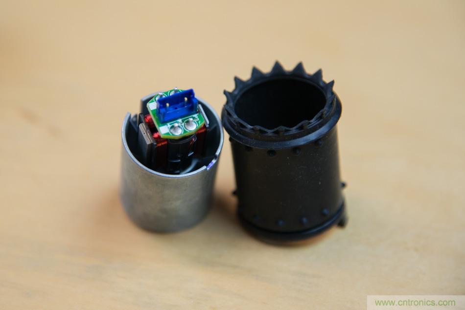 拆解戴森吹风机：近三千元的价格贵在哪？