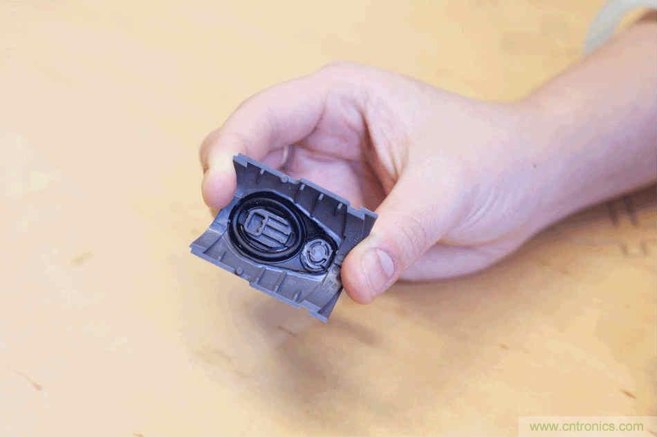 拆解戴森吹风机：近三千元的价格贵在哪？