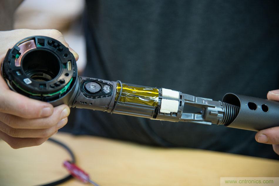 拆解戴森吹风机：近三千元的价格贵在哪？