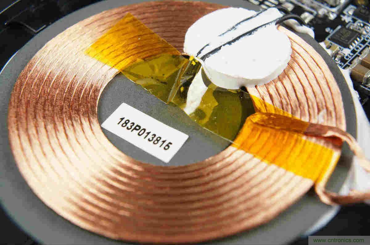 拆解对比：系出同门，小米、紫米无线充电器的差别有多大？