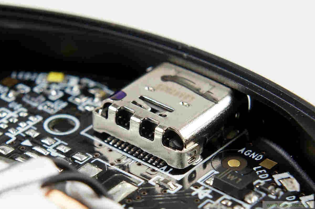 拆解对比：系出同门，小米、紫米无线充电器的差别有多大？